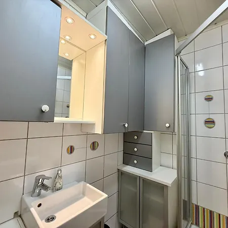 Cosy Near Airport & Train