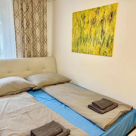 Cosy Near Airport & Train