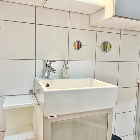 Cosy Near Airport & Train *